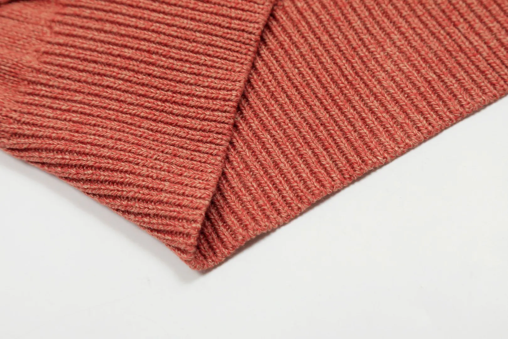 VIVI127 vivienne west wood Pay attention to the three-color splicing thread, Queen Mother West, Vivian, heavy twist twist rope craft classic cardigan, knitted sweater wool, 2024 autumn latest style. Highlight one: 24 latest three-color splicing thread. Up close, there is a gradient effect. Three kinds of same-color and different-color floral threads are interlaced and spliced to make it more advanced and more selling points. Highlight two: 30% wool content. It is blended with sheep wool and has high quality. Anti-pilling technology, not easy to pill. 2.3: Popular version, the upper body is slimmer and not picky. 2.4: JD Maillard autumn and winter color matching. The color matching is very mysterious and atmospheric. Compared with popular styles, it is more special. Size: S -M- L. Color: Three-color purple, three-color brown and orange, three-color coffee.